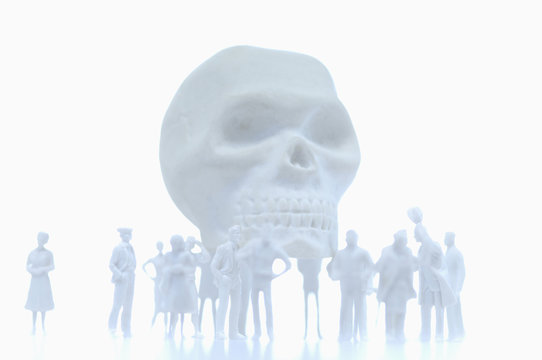 Silhouetten von Figuren und Sch&auml;del im Hintergrund