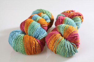Zwei Stränge selbstgesponnene bunte Wolle