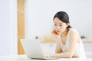 ノートパソコン・若い女性