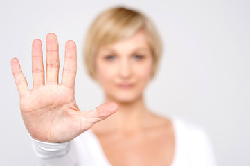 Obraz na płótnie Canvas Closeup woman hand showing five
