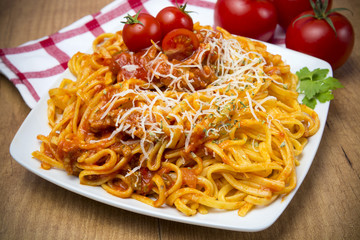 Tallarines con tomate y queso