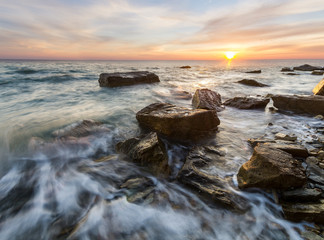 Spektakularny wschód słońca na skalistym wybrzeżu Adriatyku - obrazy, fototapety, plakaty