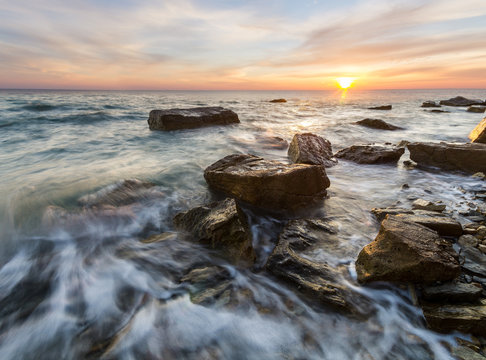 Spektakularny wschód słońca na skalistym wybrzeżu Adriatyku © Mike Mareen