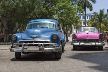Obraz na płótnie Canvas Old american cars in Havana, Cuba