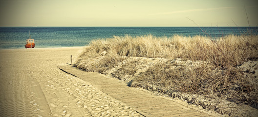 Fototapety  Retro stonowanych zdjęcie panoramiczne wejścia na plażę.