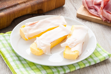 Crostoni di polenta gialla con fettine di  lardo