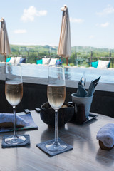 テーブルの上のシャンパングラス