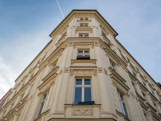 Fototapeta na wymiar Mehrfamilienhaus in Berlin