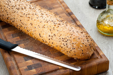 Bastone di pane sul tagliere