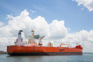 Öltankschiff: Schiff zum Transport von Treibstoff und Erdöl