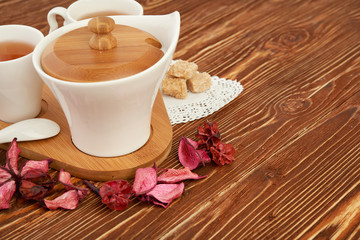 tea with sugar cubes on wooden