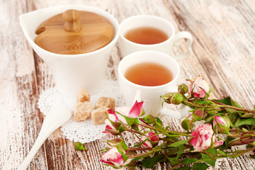 tea with sugar cubes on wooden