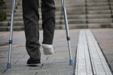 松葉杖と点字ブロック