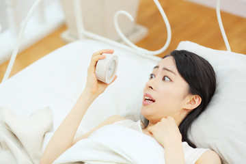 朝寝坊・若い女性
