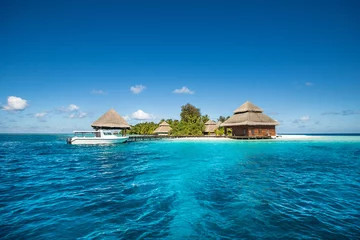 Rolgordijnen klein tropisch eiland met strandvilla& 39 s en speedboot © stakhov