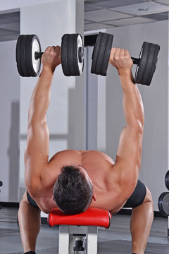 Hombre Entrenando Con Pesas En Un Gimnasio.