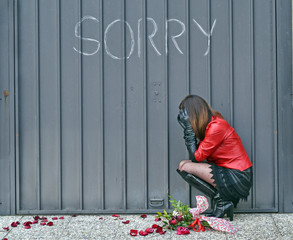 Mujer triste llorando por amor.