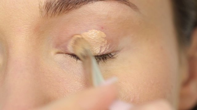 Light foundation for eyes