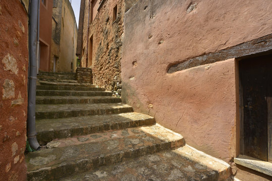 Fototapeta Escalier en ruelle ocre et rose de Roussillon (84220), département du Vaucluse en région Provence-Alpes-Côte-d'Azur, France