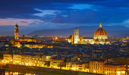 Fototapeta na wymiar Panorama of Palazzo Vecchio and Cathedral of Santa Maria del Fio