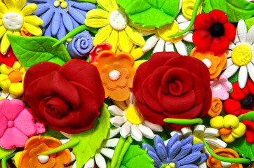 Detalle de una tarta adornada con flores de fondant - 79512896