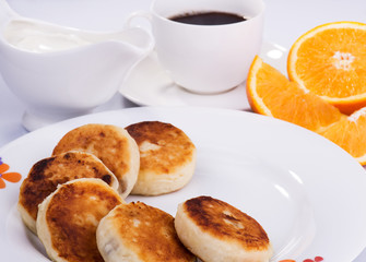Delicious sweet cottage cheese pancakes with currant jam