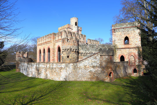 Wiesbaden, die Mosburg im Biebricher Schlosspark (März 2015)