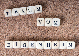 Holzwürfel und die Worte Traum vom Eigenheim