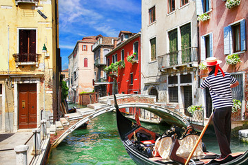 vacances vénitiennes. canaux ensoleillés colorés de la belle ville