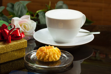 birthday present - Cappuccino und Geschenk