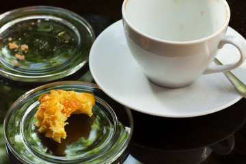 half-eaten - Rest Cappuccino und Keks