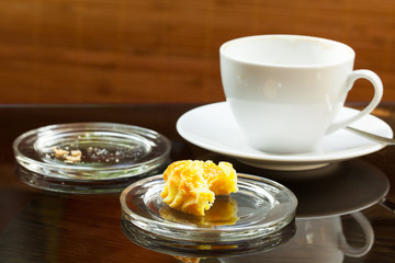 half-eaten - Rest Cappuccino und Keks