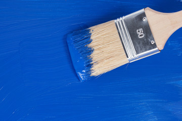 Holzoberfl&auml;che mit blauer Farbe streichen