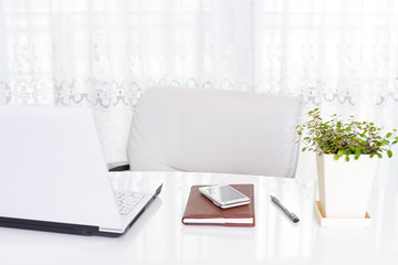 ノートパソコンとスマートフォン