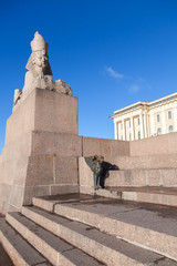 Naklejka premium Granite sphinx. Old monument on blue sky