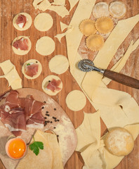 Ravioli artigianali con prosciutto e pepe nero