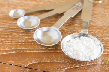 measuring spoons with flour