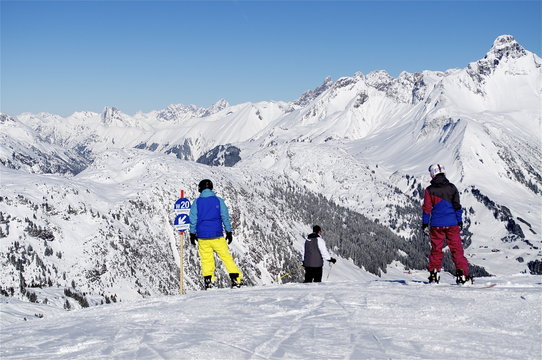 Steffisalp mit Skifahrer,  Biberkopf und Schrofenpass,