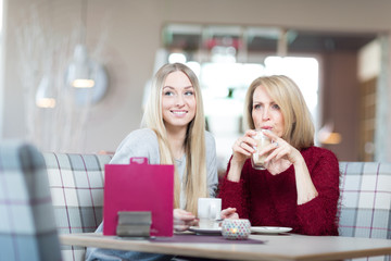 Mutter und Tochter trinken Kaffee zusammen