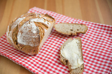 Frisches Vollkornbrot