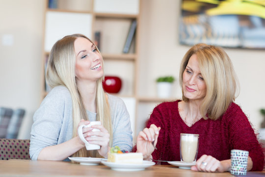 Mutter und Tochter trinken Kaffee zusammen