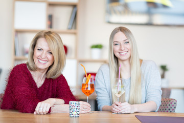 Mutter und Tochter trinken Weißwein im Restaurant
