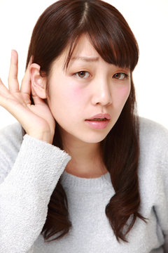 聞き返す女性