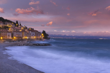 Fototapeta premium Wichura nad wioską rybacką w Chorwacji