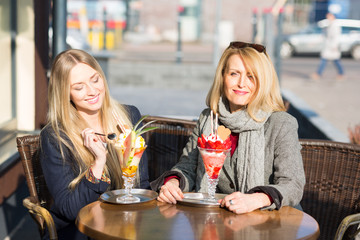 Mutter und Tochter essen zusammen Eis