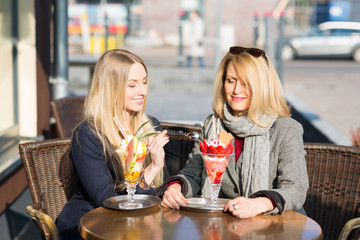 Mutter und Tochter essen zusammen Eis