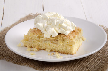 apple crumble cake with whipped cream