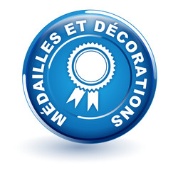 médailles et décorations sur bouton bleu