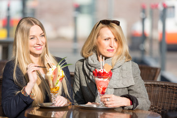 Mutter und Tochter essen zusammen Eis