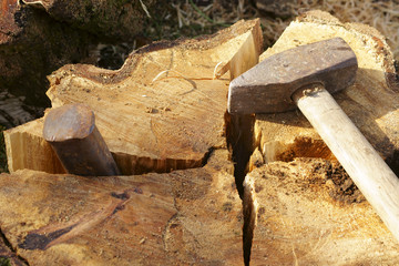 Holzkeil und Hammer